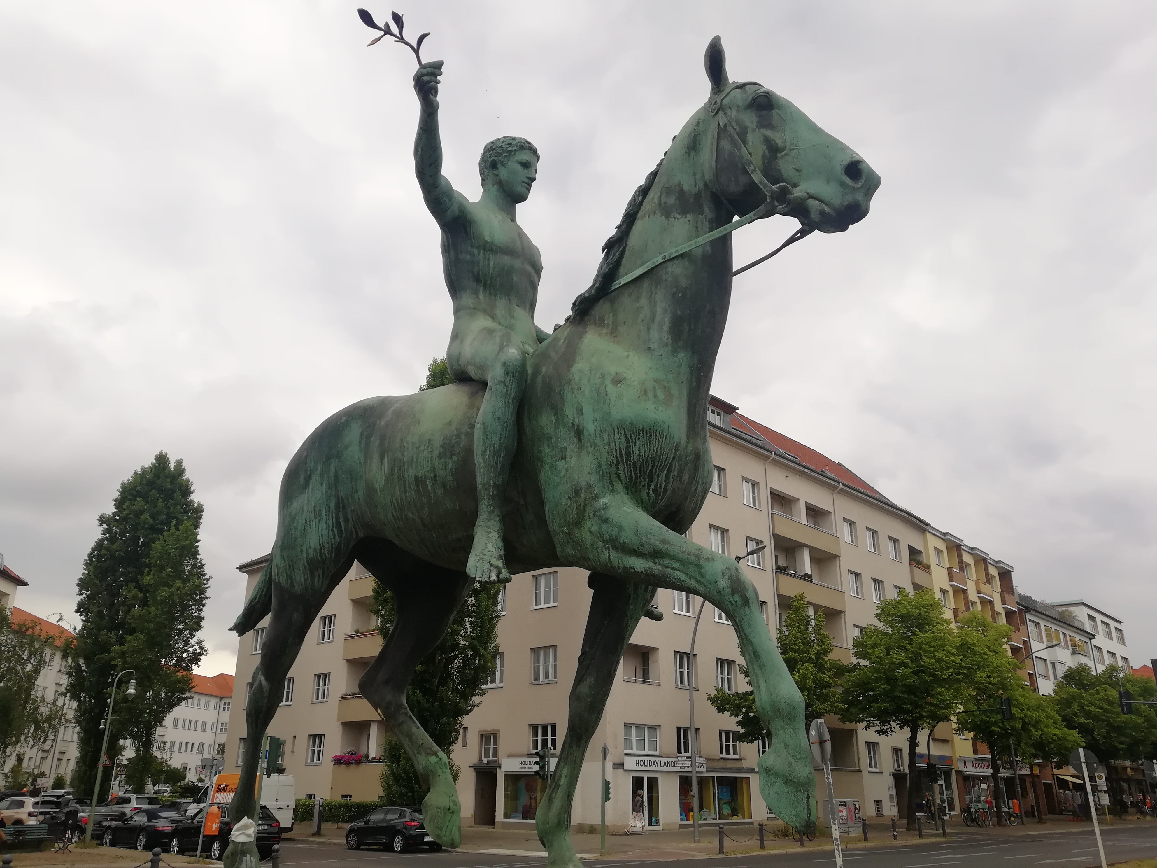 Der Sieger - Bronzestatur von Louis Tuaillon am Steubenplatz